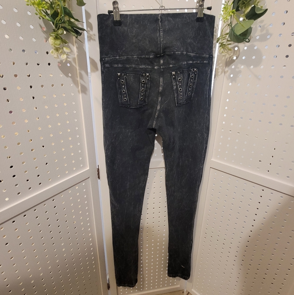 Black High-Waisted Jeggings M